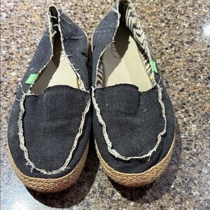 Sanuk Black and Tan Women's Slippers